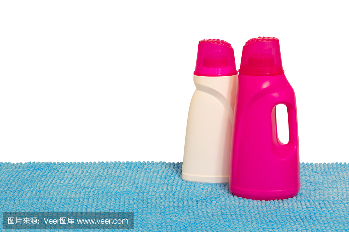 多色塑料容器的家庭化学品,清洁产品的家庭使用。孤立的,白色背景。